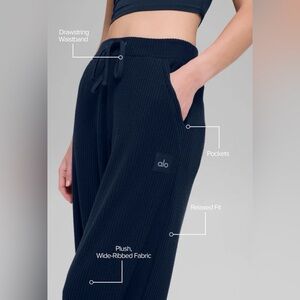 Alo Yoga Muse Wide Leg Pant – Navy – Size Small – NWT Sold out